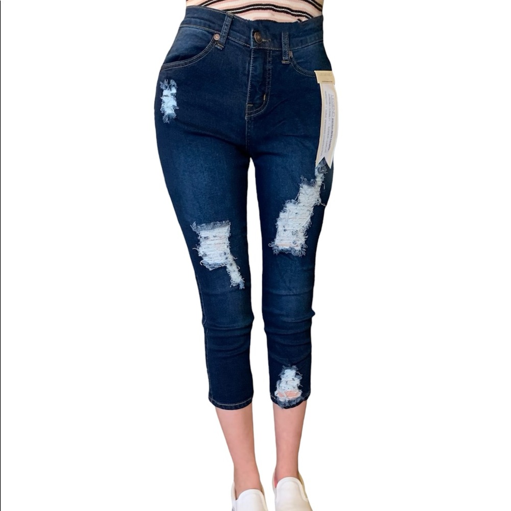 NWT Legend of London Distressed Capris Size 5